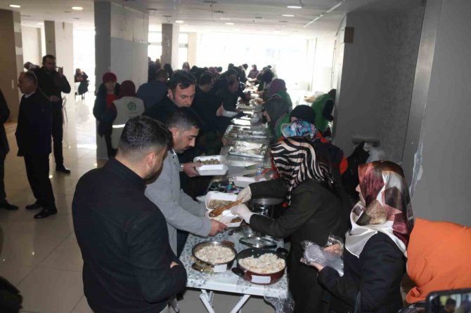 Bitlisli Kadınlar Yaptıkları Yemekleri Satarak Depremzedelere Destek Oluyor