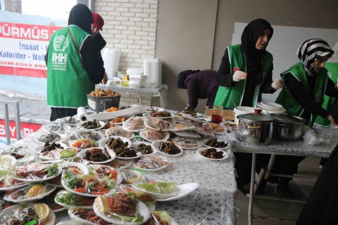Bitlisli Kadınlar Yaptıkları Yemekleri Satarak Depremzedelere Destek Oluyor