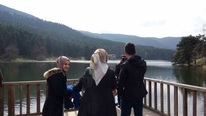 Depremzedeler Gölcük’ün Tadını Çıkardı