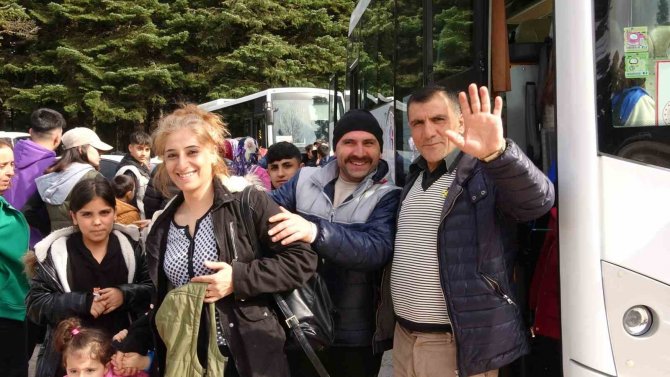 Depremzedeler Gölcük’ün Tadını Çıkardı