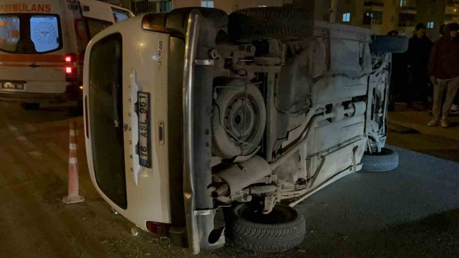 Otomobilin Çarptığı Hafif Ticari Araç Devrildi: 1 Yaralı