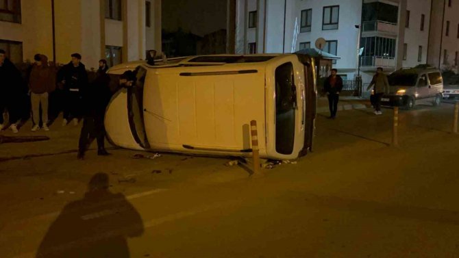 Otomobilin Çarptığı Hafif Ticari Araç Devrildi: 1 Yaralı