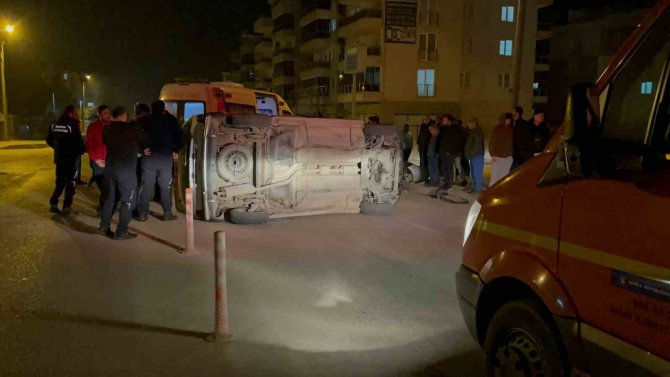 Otomobilin Çarptığı Hafif Ticari Araç Devrildi: 1 Yaralı
