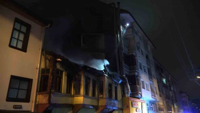 Bursa’da Ahşap Ev Alevlere Teslim Oldu