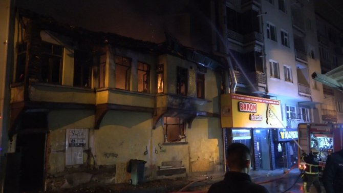 Bursa’da Ahşap Ev Alevlere Teslim Oldu