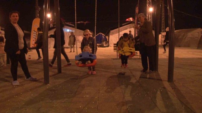 Çadır Kentte Akşam Eğlencesi