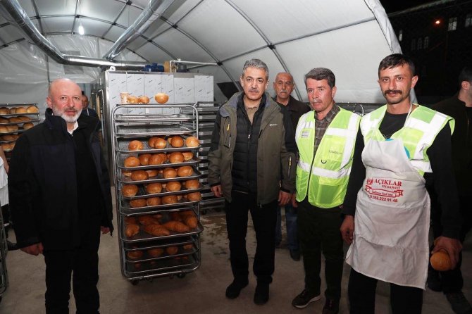Başkan Çolakbayrakdar; “Mobil Fırın İle Her Gün 16 Bin Sıcak Ekmek Dağıtıyoruz”