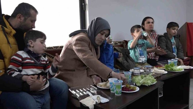 Depremzedenin Yaktığı Ağıt, Salondakileri Ağlattı