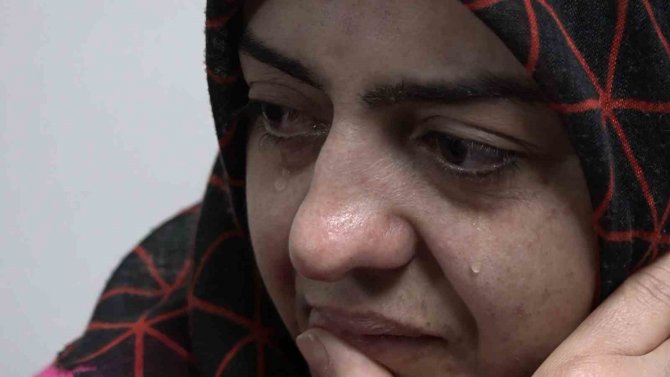 Depremzedenin Yaktığı Ağıt, Salondakileri Ağlattı