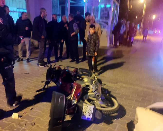 Otomobil İle Motosiklet Çarpıştı: 2 Yaralı