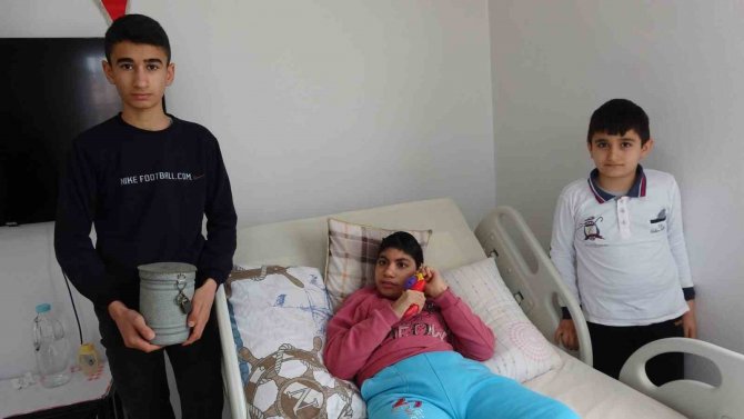 Yaşları Küçük Ama Gönülleri Büyük, Kumbaralarını Depremzedeler İçin Bağışladılar