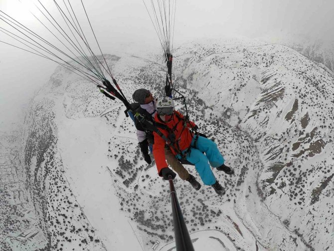 Ergan Dağı’nda Adrenalin Dolu ’Göl Manzaralı’ Yamaç Paraşütü