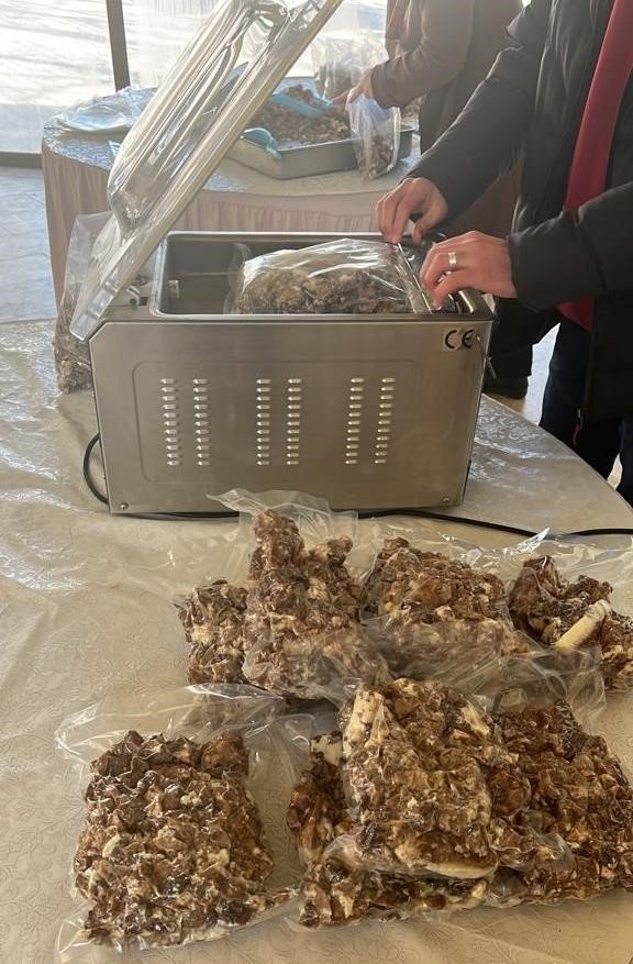 Gediz’de Bağışlanan Canlı Hayvanların Etleri Kavurma Yapılıp Deprem Bölgesine Gönderildi