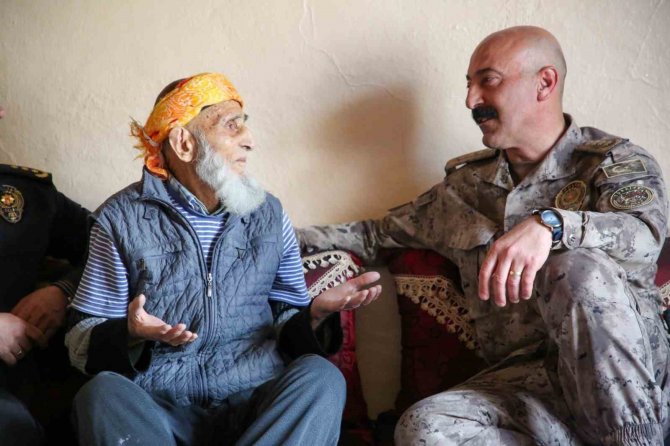 Hakkari Emniyet Müdürü Pınar’dan 99’luk Çınara Ziyaret