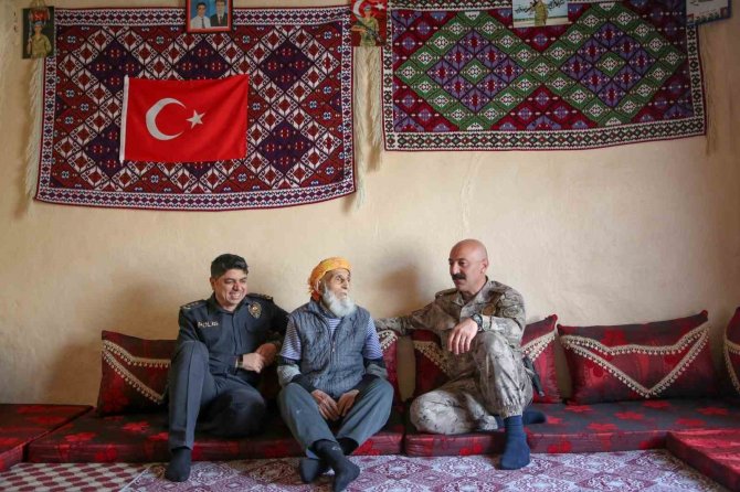 Hakkari Emniyet Müdürü Pınar’dan 99’luk Çınara Ziyaret