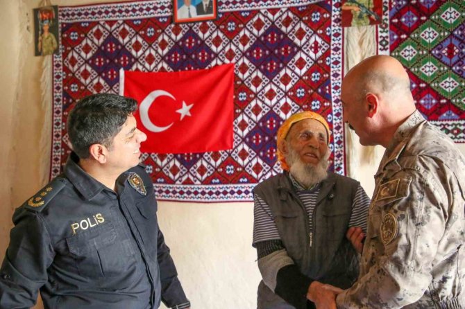 Hakkari Emniyet Müdürü Pınar’dan 99’luk Çınara Ziyaret