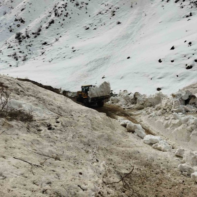 Yüksekova’nın İ̇ran Sınırında Karla Mücadele Sürüyor
