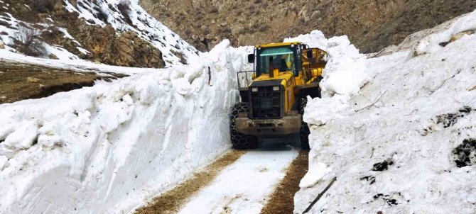 Yüksekova’nın İ̇ran Sınırında Karla Mücadele Sürüyor