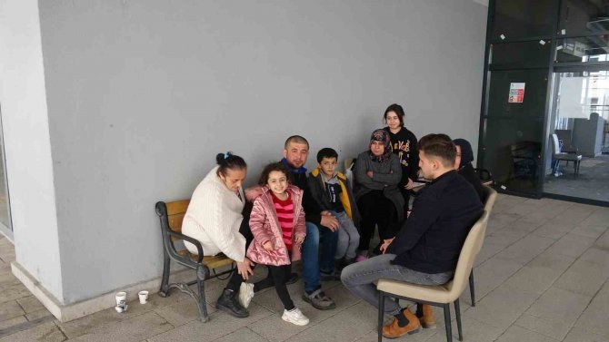 Hataylı Depremzede:" Enkaz Altında İnsanları Görünce Şuurumu Kaybettim, Oturdum Ağladım"