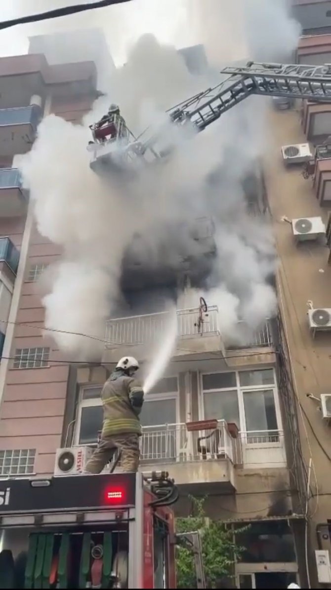 İ̇zmir’de Çıkan Yangında 3 Kişi Dumandan Etkilendi