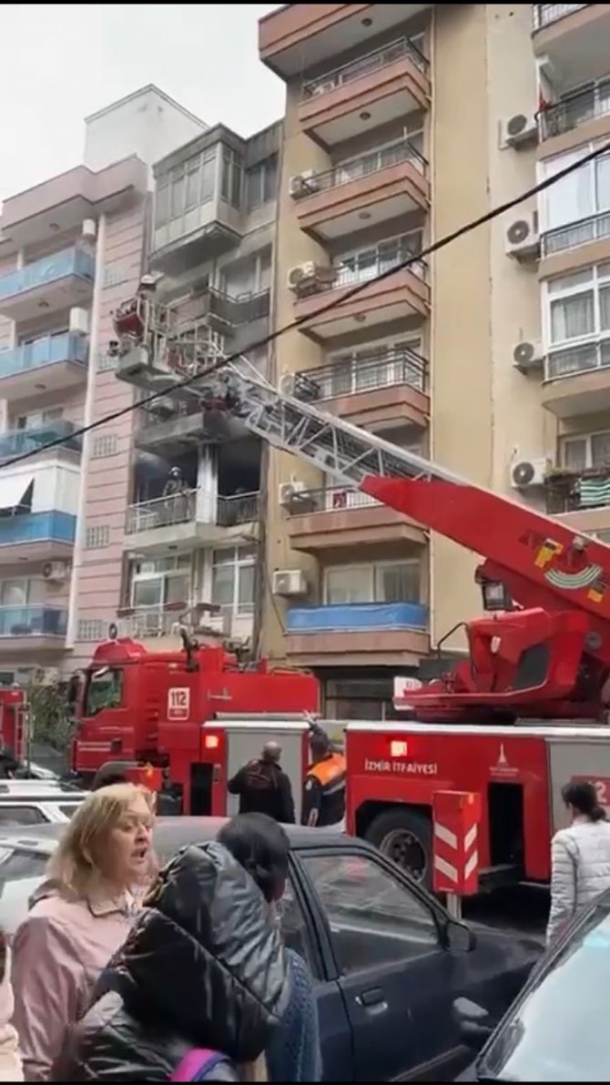 İ̇zmir’de Çıkan Yangında 3 Kişi Dumandan Etkilendi