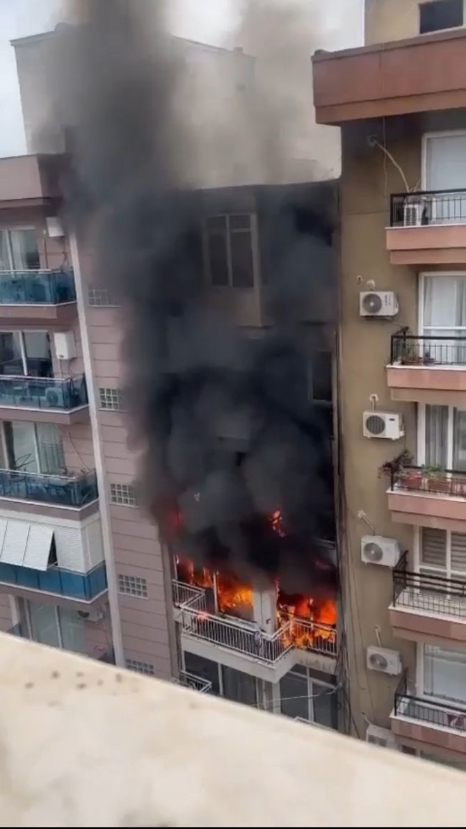 İ̇zmir’de Çıkan Yangında 3 Kişi Dumandan Etkilendi
