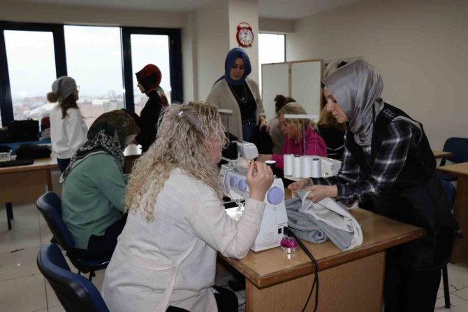 İ̇zmitli Kadınlar Depremzedelere Eşofman Dikiyor