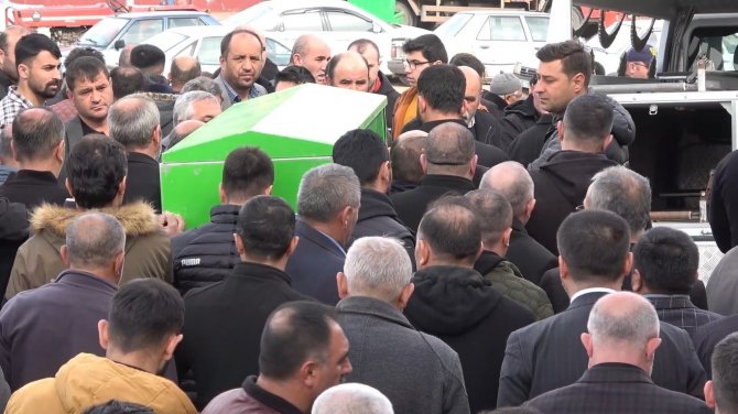 Enkazdan Yaralı Olarak Çıkartıldıktan Sonra Hastanede Hayatını Kaybeden 10 Yaşındaki Erva Toprağa Verildi