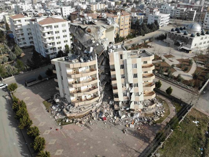 Birbirine Yaslanan Bloklar Devrilmekten Kurtuldu