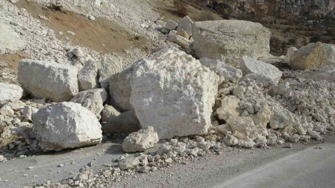 Deprem , Malatya’da Dağları Yerinde Oynattı