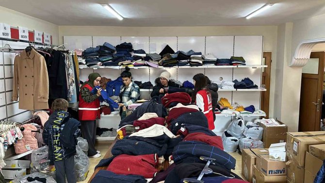 Kızılay, Depremzedelerin Yaralarını Sarıyor