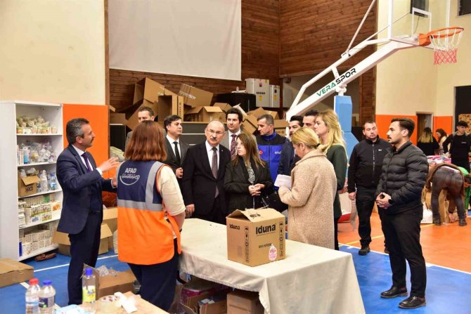 Vali Karadeniz Ve Eşi Zehra Karadeniz Depremzedelerin Taleplerini Dinledi