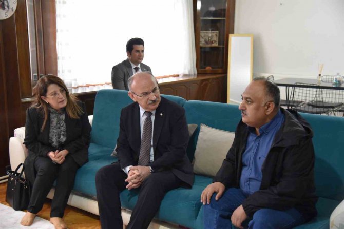 Vali Karadeniz Ve Eşi Zehra Karadeniz Depremzedelerin Taleplerini Dinledi