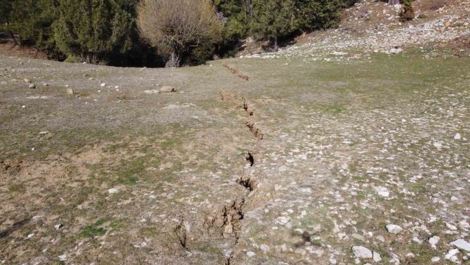 Kar, Eridi 300 Metrelik Fay Kırığı Ortaya Çıktı