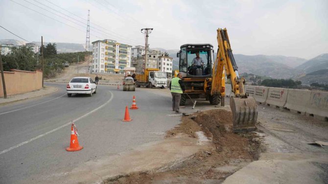 Kahramanmaraş’ta Hasar Gören Yollar Onarılıyor