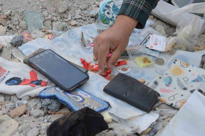 Enkazdan Çıkan Ziynet Eşyaları, Ölenlerin Yakınlarına Teslim Edildi