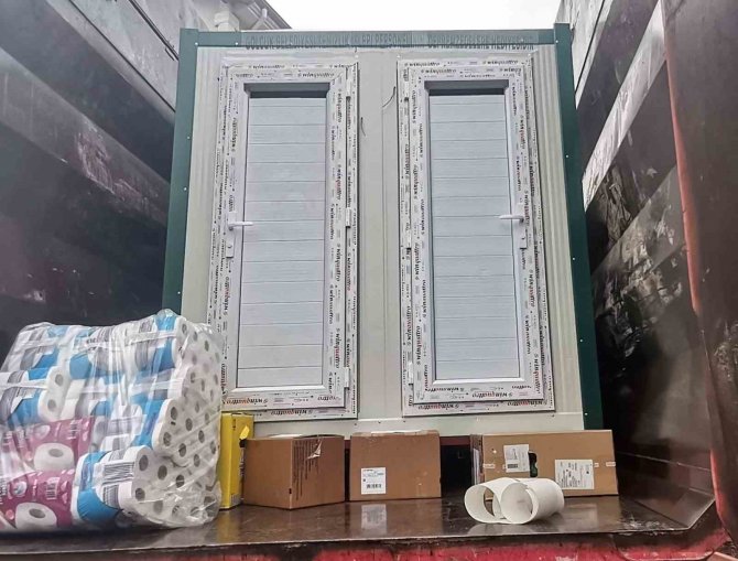 Gölcüklü Hayırseverler Deprem Bölgesine Portatif Tuvalet Ve Duş Kabini Gönderdi