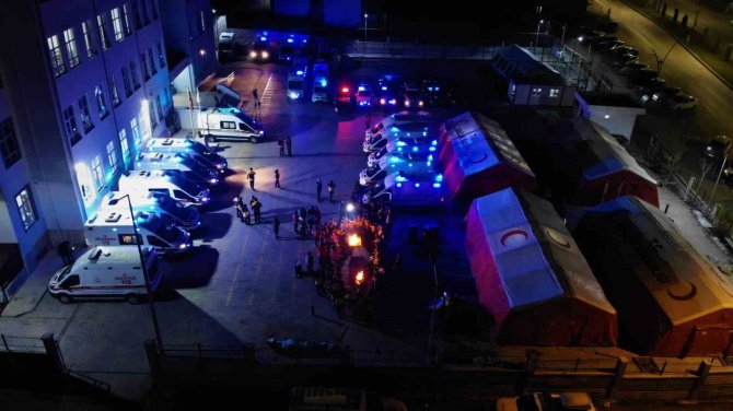 Deprem Bölgesinde Bulunan Sağlıkçılar, Teyakkuzda Bekliyor