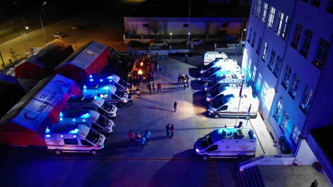 Deprem Bölgesinde Bulunan Sağlıkçılar, Teyakkuzda Bekliyor