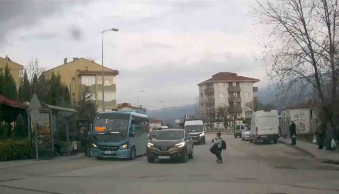 Koşarak Yola Fırlayan Çocuk Cipin Altında Kalmaktan Son Anda Kurtuldu