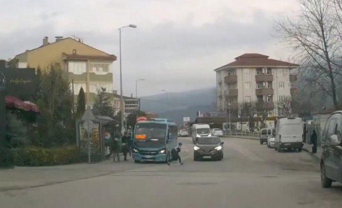 Koşarak Yola Fırlayan Çocuk Cipin Altında Kalmaktan Son Anda Kurtuldu