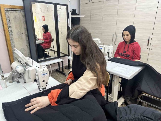 Lise Öğrencileri Kolları Sıvadı, Depremzedeler İçin Soğuğa Dayanıklı Uyku Tulumu Dikiyor