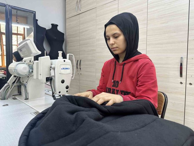 Lise Öğrencileri Kolları Sıvadı, Depremzedeler İçin Soğuğa Dayanıklı Uyku Tulumu Dikiyor