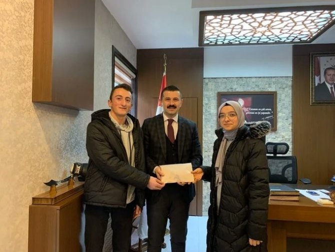 Lise Öğrencileri Topladıkları 12 Bin Lirayı Depremzedeler İçin Bağışladı