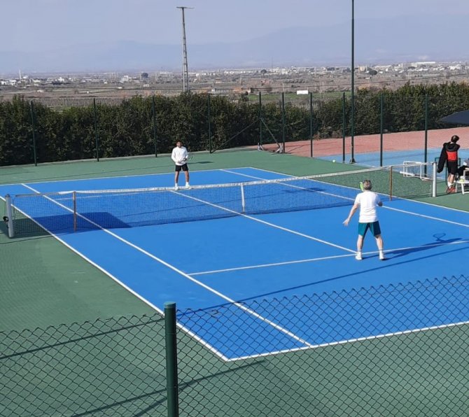 Salihli’de Depremzedeler Yararına Tenis Turnuvası Düzenlendi
