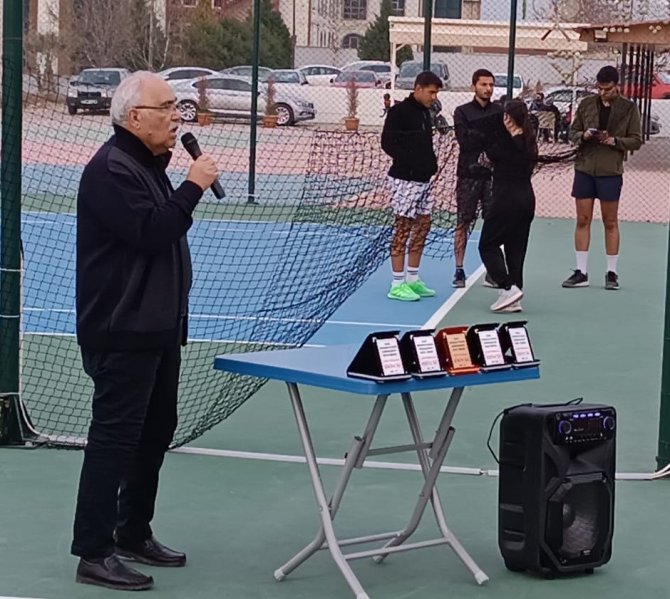 Salihli’de Depremzedeler Yararına Tenis Turnuvası Düzenlendi