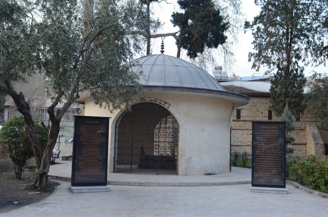 Maraş’ın Kurtuluşunun Baş Kahramanı Sütçü İ̇mam’ın Kabri Depremde Zarar Görmedi