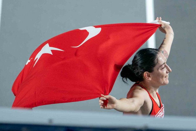 Tuğba Danışmaz, Türkiye Rekoruyla Altın Madalya Kazandı