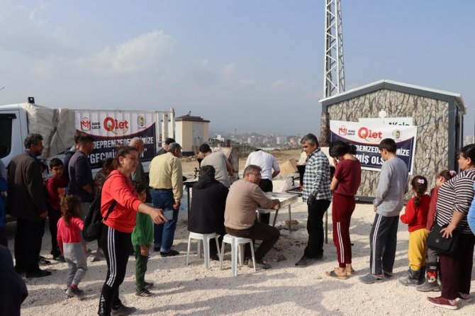 Depremzede Çocuklara Oltu Cağ Kebabı İkram Ettiler