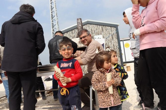 Depremzede Çocuklara Oltu Cağ Kebabı İkram Ettiler